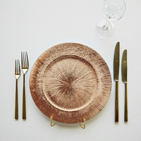 Assiette de présentation élégante en plastique doré brillant à motif végétal de 13 pouces pour la décoration de mariages et de dîners de luxe