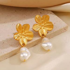 Exquisite Jewelry Retro 18k Gold Plated Chunky Irregular <b>Pearl</b> Flower Stud <b>Earring</b> Women Stainless Steel Fashion Drop <b>Earrings</b> - Product Image 2