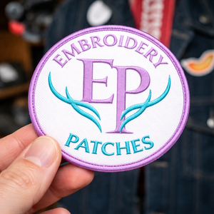 Badges brodés sur mesure, logo de marque, découpe laser, couleurs contrastées, à coudre/à repasser, pour vêtements (vente en gros) - Product Image 1