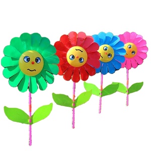 Heiße neue <span class=keywords><strong>DIY</strong></span> Handheld Sonnenblume Windmühle Spielzeug Kreative Kunststoff Kindergarten Ornament Rotierende Windmühle - Product Image 2