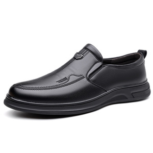 Mocassins décontractés en cuir pour hommes, à enfiler, semelle souple, chaussures de conduite, couleur unie noire, détails de couture, fabriqués à Wenzhou - Product Image 5