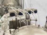 Machine de remplissage et de bouchage automatique de flacons à double tête rotative, alimentée par un système de vis à contact servo, pour produits cosmétiques et parfums, conforme aux normes GMP