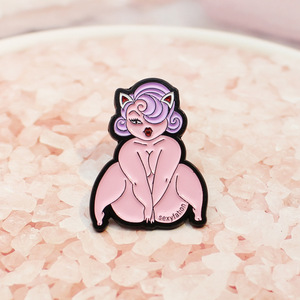 2025セクシーボディカーリーヘア小さな女の子赤い唇手シャイブローチ人格ソフトエナメルラペルピン - Product Image 2