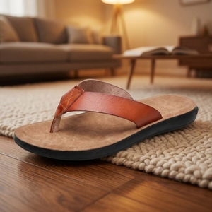 Tongs orthopédiques en cuir à semelle en liège pour hommes, sandales de plage ergonomiques, claquettes décontractées personnalisables en gros - Product Image 1