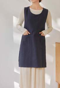 Tablier en lin noir avec logo personnalisé, réglable, avec poches, tablier de nettoyage, tablier de salon design en lin - Product Image 6