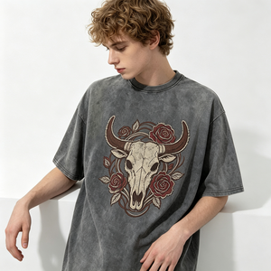 Camiseta de Algodón Grueso con Lavado Ácido para Hombre, Gris Oscuro, Estampado de Calavera de Toro y Flores, Estilo Vintage Desgastado, Streetwear Oversize - Product Image 1