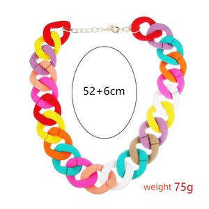 Collana Choker Bohémien Circolare da 52cm <span class=keywords><strong>in</strong></span> <span class=keywords><strong>Resina</strong></span>, Colore Caramella con Superficie Opaca, Catena Lunga <span class=keywords><strong>in</strong></span> Acrilico - Product Image 3