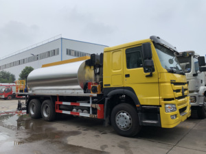 Camion pulvérisateur de bitume professionnel de moyenne capacité avec réservoir isolé et contrôle automatique du pulvérisation pour la construction de routes en asphalte - Product Image 3