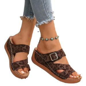 Nouvelles sandales compensées décontractées pour femme, à semelle souple, ouvertes, antidérapantes, pour l'extérieur, printemps-été-automne - Product Image 1