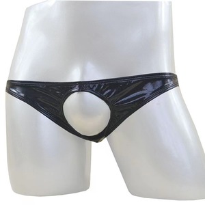 Slips sexy en similicuir pour homme, noirs, taille basse, avec découpes devant et derrière pour un look séduisant - Product Image 1