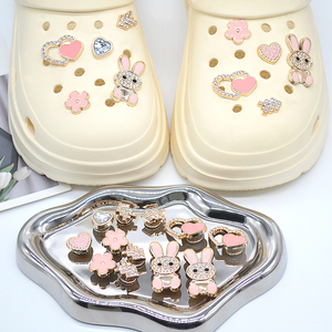 Accessoires de chaussures DIY roses pour sabots de jardin, décorations détachables, motifs lapin, fleur, cœur, pour sandales <span class=keywords><strong>femme</strong></span>, directement de l'usine - Product Image 1