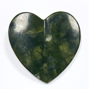 Planche Gua Sha en jade Xiuyan vert foncé en forme de cœur à surface concave - Product Image 1