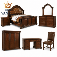 Ensemble de meubles de chambre classique pour villa : lit en bois sur mesure, armoire, coiffeuse et chaise pour projets de villas de luxe