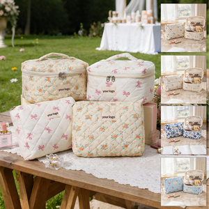 Pochette à maquillage florale matelassée Qetesh, logo personnalisé, grandes et petites tailles, trousse de toilette - Product Image 1