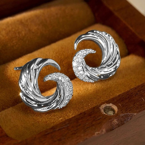 Orecchini a Perno Ispirati alle Onde dell'Oceano con Zirconi Scintillanti, Eleganti Orecchini da Donna alla Moda, Gioielli per Uso Quotidiano, Regalo - Product Image 2