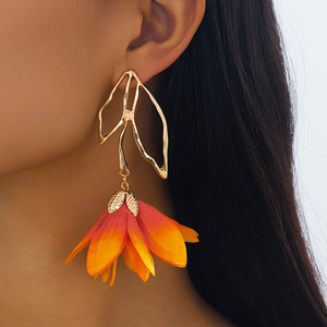 Boucles d'oreilles tendance transfrontalières à pampilles personnalisées en forme de fleur et de feuille, idéales pour les femmes au quotidien, pour les fêtes et les occasions spéciales. - Product Image 2