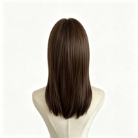 La perruque mi-longue dégradée marron avec frange a une texture lisse et anti-frisottis, idéale pour les trajets quotidiens.