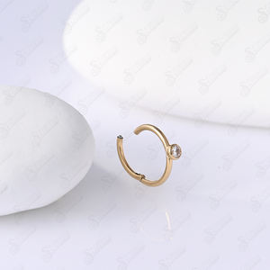 Piercing de Nariz Hipoalergénico con Segmento Articulado de Titanio G23, Chapado en Oro de 14K, Zirconia, Perforación Lateral de 2.5mm, Engaste de Disco - Product Image 3