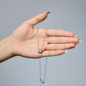 Collier Dylam au design adorable et mignon, en argent fin 925 plaqué rhodium et or 18 carats, avec chaîne à maillons et pendentif chat nœud papillon miniature en zircone 5A - Product Image 3