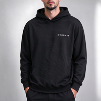 Sweat-shirt à capuche pour homme noir avec texte imprimé sur la poitrine, poche kangourou, cordon de serrage, manches longues, style minimaliste, OEM ODM Vente en gros