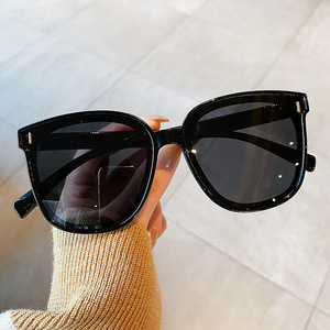 แว่นกันแดดโพลาไรซ์กรอบใหญ่ทรงสี่เหลี่ยม รุ่นใหม่ สำหรับทุกเพศ ป้องกันรังสียูวี 400 พร้อมหมุดตกแต่งสีทราย ทากิบานะ และลายเกล็ดไม้สีเทา เลนส์พีซี ประเภท 3 - Product Image 2