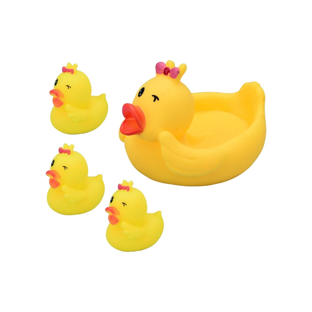 Pato madre con ojos entrecerrados y tres patitos.