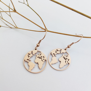 Boucles <span class=keywords><strong>d</strong></span>'oreilles pendantes tendance <span class=keywords><strong>globe</strong></span> terrestre ajouré - Accessoire de mode Wanderlust en acier inoxydable plaqué or - Product Image 5