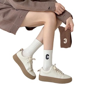 Chaussettes de sport montantes pour femme, personnalisées en gros, pour l'automne et l'<span class=keywords><strong>hiver</strong></span>, avec lettres brodées, motif uni style universitaire, grande lettre C - Product Image 3