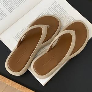 Nouvelles sandales tongs rouges d'été 2026 style vacances pour femmes, à semelle épaisse, pour la plage et l'extérieur - Product Image 3