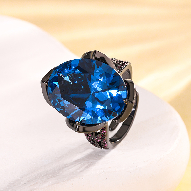 Bague ajustable en or noir et cristal bleu pointu