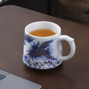 Tasse à thé en porcelaine blanche avec couvercle, grande capacité, mug de bureau en céramique pour la séparation du thé et de l'eau, motif solide fabriqué à Dehua - Product Image 2