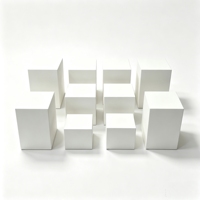 Présentoirs en stratifié blanc personnalisables avec des designs modulaires en cubes pour les boutiques de détail