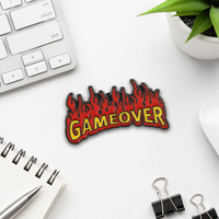 Broche et emblème unisexe personnalisés en alliage écologique électroplaqué, motif lettre anglaise de dessin animé 'Game Over' peinte, motif flamme