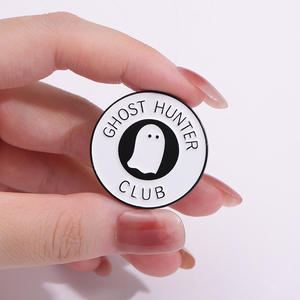 Großhandel Einzigartige Ghost Hunter Club Emaille Pins Individuell bedruckte Revers Abzeichen für Hut Rucksack Kleidung Schmuck Geschenke für Freunde - Product Image 1
