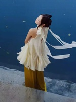 Nouvelle collection d'été de vêtements pour femmes vietnamiennes : Haut ample sans manches de style chinois avec volants superposés et détails boutonnés, polyvalent