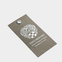 Étiquettes de vêtements en carton avec œillets métalliques foncés, impression graphique personnalisée pour les étiquettes de mode, présentation de marque distinctive