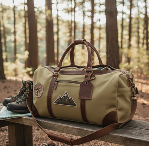 Sac de voyage vintage en toile bordeaux avec garniture en cuir, patch montagne et étiquette de bagage personnalisée - Grand sac de voyage pour la nuit - Product Image 4