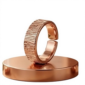Anillo de Dedo de Cobre con Diseño de Corteza Tallada, Acabado Pulido, Accesorio Terapéutico y Minimalista, Creación Artesanal - Product Image 1
