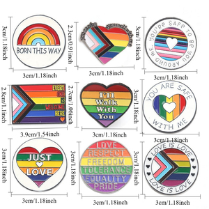 Broche Arc-en-ciel Allié LGBTQ avec Rayures Colorées - L'Amour N'a Pas de Définition - Brille de Tant Qu'Il Te Plaît d'être Ton Vrai Moi - Parfaite pour un Usage Quotidien - Product Image 4