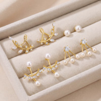 Boucles d'oreilles clous en forme de branche avec feuille d'or, zircon et perle EDGE – Bijoux élégants et tendance pour femme