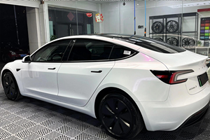 Vinilo para Rotulación de Vehículos Blanco Encantador con Rosa, Película de Vinilo PET para Coches de Alto Brillo con Liberación de Aire y Autoreparación, Rollo Automotriz que Cambia de Color - Product Image 5