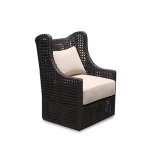 Fauteuil moderne Raya avec structure en bois massif et ornements en rotin, coussin en tissu pour café, hôtel et restaurant - Product Image 1