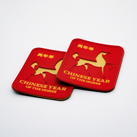 Patch en silicone personnalisé, forme carrée arrondie, logo du cheval du zodiaque chinois rouge-or, badge en caoutchouc auto-adhésif pour accessoires de sac à dos
