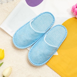 شباشب أطفال محمولة فاخرة من القطن والكتان بتصميم كرتوني لغرفة العائلة، شباشب فندقية يمكن التخلص منها، مضادة للانزلاق بقاعدة سميكة لرياض الأطفال - Product Image 3