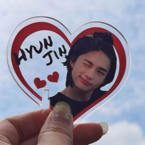 Venta al por mayor de dijes decorativos de acrílico impermeables con imagen de ídolos Kpop, personalizables en tamaño y grosor, para crear tu propio diseño. - Product Image 5