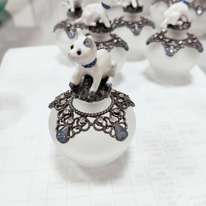 Botella de Perfume de Vidrio de Diseño Animal Europeo de 40 ml con Fondo Plano, Color Esmalte de Aleación y Tapón de Goma con Diseño Animal - Product Image 5