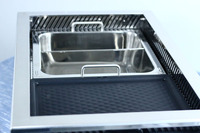 Tables de restaurant de restaurant avec grille, pot chaud pour le déjeuner