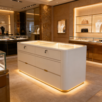 Vitrine à bijoux de luxe moderne avec éclairage LED, design étanche, construction durable, finition polie, étagère arrière solide, personnalisable