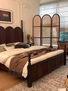 Lit en bois massif de luxe léger haut de gamme Style d'âge <span class=keywords><strong>moyen</strong></span> pour chambre principale Double Queen Size Design antique avec cadre de lit doux - Product Image 4