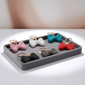 Llavero Creativo con Lazo de Diamantes Completos y Cristales de Estrás, Regalo para Enamorados, Modelo 2026, Origen Yiwu, Colgante para Coche y Bolso - Product Image 1